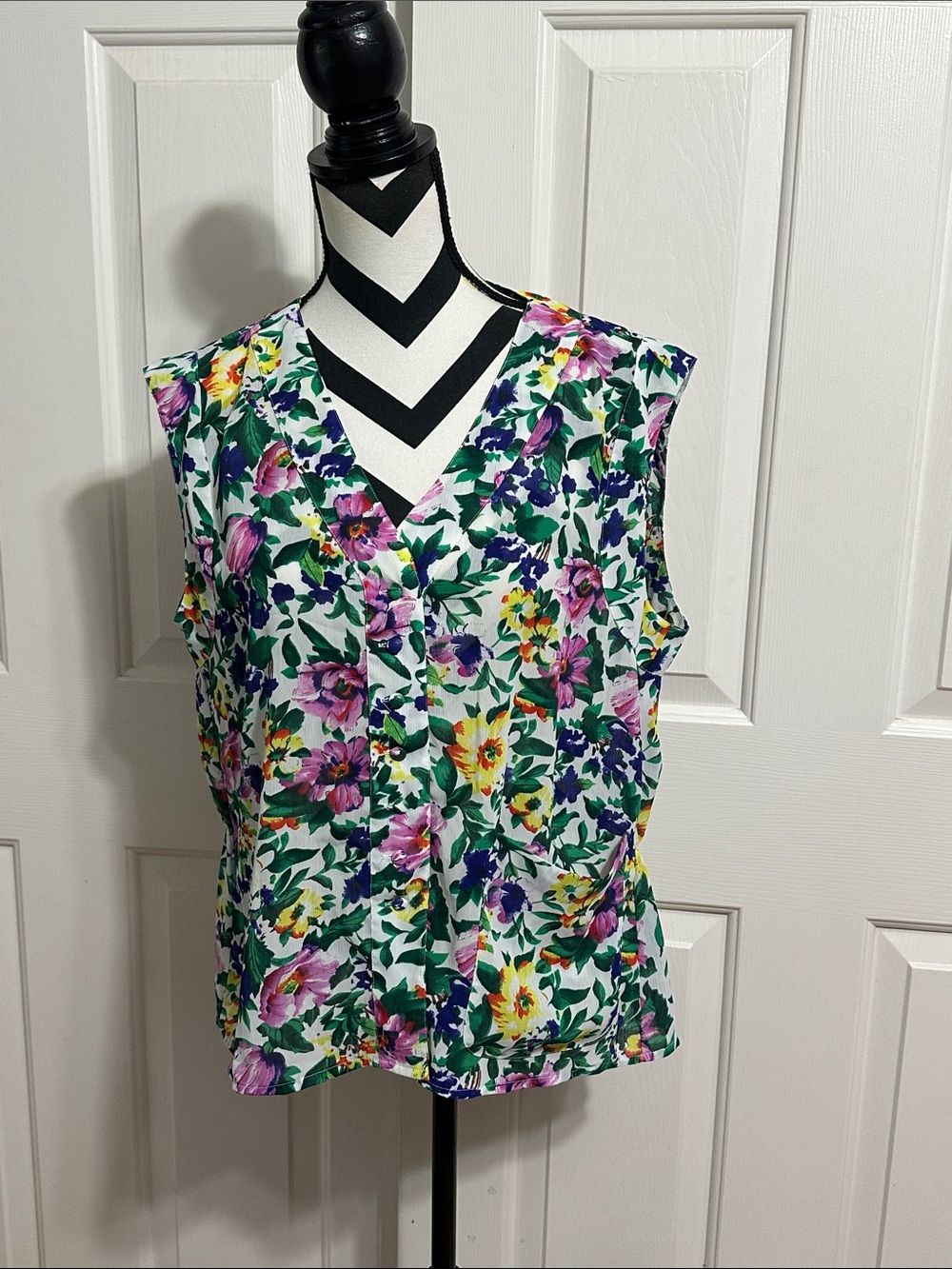 Victorias Secret Vintage Floral V-Neck Sleeveless Button Front Top
